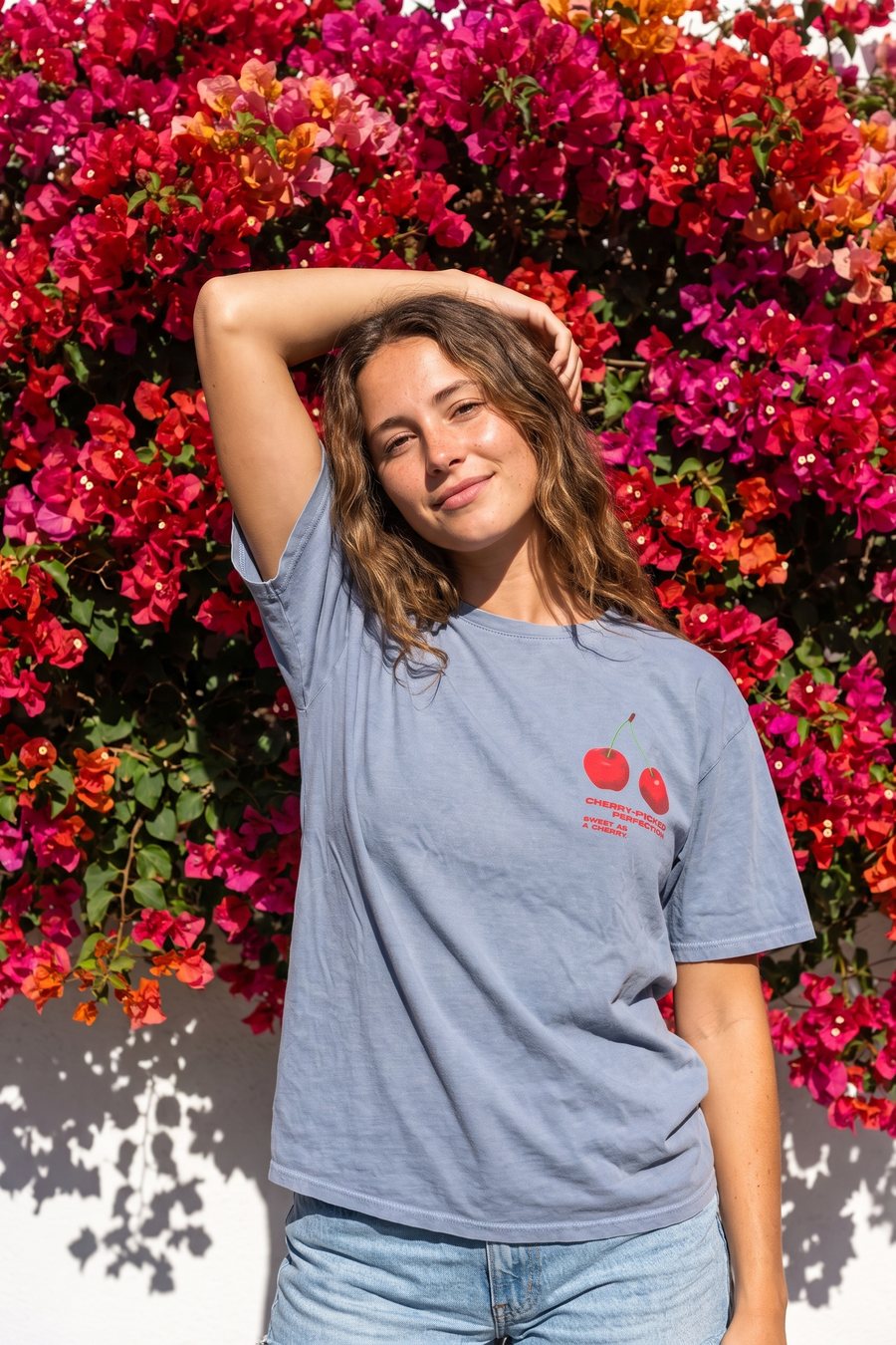 Le t-shirt porté devant un mur de bougainvilliers en plein soleil