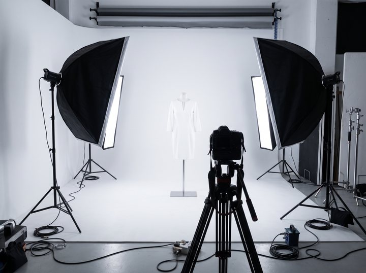 Un plateau de prise de vue packshot : cyclorama, boîtes à lumière, mannequin, trépied